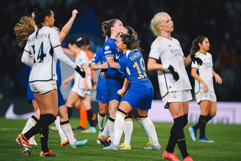 Celebración de las jugadoras del Chelsea FC tras anotar un gol en Stamford Bridge contra el Real Madrid.
